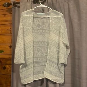 Maurice’s white and grey tunic.